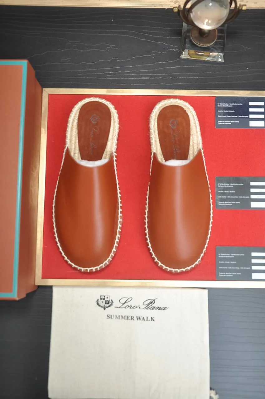 Men's men's shoes 💰540💶【𝐥𝐨𝐫𝐨 𝐏𝐢𝐚𝐧𝐚】lp classic loafers, an Italian treasure brand, the only brand that can match Hermès! Only after wearing it do we realize that we cannot let down our feet. The upper is imported cashmere, the lining of water-dyed cowhide ➕ the cowhide feet, the official original glass rubber outsole, and the pendant. Exclusive original packaging (tag ➕ brand paper ➕ outer box ➕ hand bag) code number: 38-45